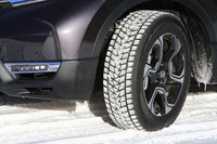 雪が深く降り積もり、また路面が凍結することも珍しくない地域では、冬季におけるスタッドレスタイヤへの履き替えは必須といえる。