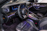「ブラック/チタニウムグレーパール」のコンビカラーでコーディネートされた「AMG GT53 4MATIC+(ISG)ファイナルエディション」のインテリア。AMGカーボンインテリアトリムを標準装備とし、スポーティーに演出されている。