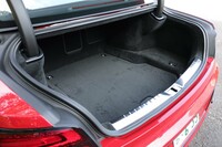 トランクルームの容量は420リッター。後席を倒しキャビンとつなげることはできないが、長尺物を積むためのスキーホールは備わる。