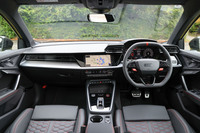 インテリアでは、ベースとなる「A3」と同様の基本アップデートを実施。「RS 3」には、ドアハンドルやエアベント、ステアリングホイールのカバークリップ、シフトパドルなどにインテリア照明のあたり方によって輝く、「アンスラサイトエフェクトペイント」仕上げが採用されている。