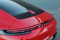 ボディーと一体化し、左右にまで回り込んだデザインの大型可動式リアスポイラーを装備。走行モードに応じて、3つのポジションに変化する。