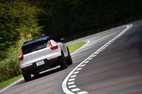 足まわりは、フロントがマクファーソンストラット式でリアがマルチリンク式。「R-DESIGN」グレードには専用のスポーツサスペンションが装着される。