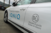 試乗車に貼られた宣伝用デカール。「e motion(エモーション)によるドライブ」「操縦する喜び・低公害」の文字が並ぶ。