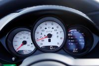 エンジン回転計を中心に据えた3連メーター。ホワイトのカラーリングは8万2000円のオプション。