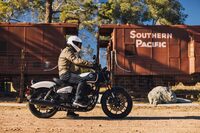 シート高は「スーパーメテオ650」より55mmも高い795mmだが、それでも足つき性は悪くない。身長170cmの筆者の場合、ご覧のとおりべったりと足が接地する。