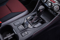 「STI Sport」では、シフトノブとシフトパネルの加飾がブラックに変更されている。シフトレバーブーツにはシートやインストゥルメントパネルなどと同じく、赤いステッチが入っている。