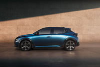 新型「イプシロン」のサイドビュー。ユーザーは、ステランティスが推進する総合的な充電ネットワーク「Free2move Charge」を活用できる。