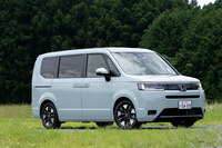 オラオラ系の伸長が著しい日本のミニバンデザインだが、すべての車種がドヤ顔化しているわけではない。写真はホンダの箱型ミニバン「ステップワゴン」。(写真:向後一宏)