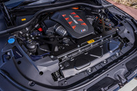 4.4リッターのV8ガソリンターボエンジンとモーター、外部充電可能なバッテリーを組み合わせたプラグインハイブリッドシステムを搭載。「XMレーベル」のシステム最高出力は748PSで、ベースとなった「XM」よりも95PS向上している。