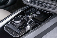 「Z4 sDrive20i Mスポーツ」のシフトパネル。BMWはツマミ型シフトセレクターへの移行を進めているが、「Z4」を含むスポーツ系モデルでは従来どおりレバー式のシフトセレクターが採用されている。