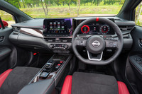 インテリアは赤と黒のスポーツモデルとしてはトラディショナルなカラーリングでコーディネート。カーボン調パネルに赤が織り込まれているのが新しい。