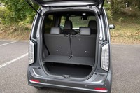 荷室の床面が先代モデルよりも150mm低められたほか、デッキボードによる分かりやすい2段構造とされた。この状態でもボードの上にイ〇ンの買い物カゴが2つ載るという。