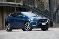 2021年5月にまずは20台限定で国内発売された「ジャガーEペース」のプラグインハイブリッドモデル。2022年モデルからカタログモデルに昇格した。