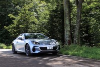 フルモデルチェンジで新設計の2.4リッターエンジンを搭載した「スバルBRZ」。スポーツカーとしての進化に迫りつつ、エンジニアへのインタビューも行いました。(photo:荒川正幸)