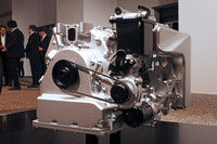 「ロータリーEVシステムコンセプト(2ローター)」では、ロータリーエンジンの小ささに加え、ドライサンプ式の潤滑システムを採用することで、ユニットの嵩(かさ)を抑えている。