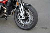 足もとには、試乗車に装着されていたクラシックなワイヤースポークホイールのほか、フライス加工を施したコントラストカラーのキャストホイールも用意される。