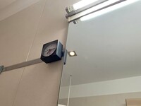 同様に壁の金属部分にも「デュアルロックファスナー」を貼り付けて、着脱できるようにした。