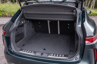 「FペースSVR」の荷室容量は、ウエット計測方式で793リッター。2列目シートを折りたためば、最大で同1842リッターに拡大できる。ジェスチャーオープン機能付きのパワーテールゲートが標準で装備される。