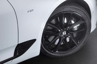 ブラックに塗られた大径22インチホイール。タイヤは「ピレリPゼロ」が組み合わされていた。