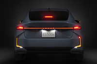 リアでは「LEXUS」の発光ロゴと一体化した一文字のランプからテールランプ、ストップランプ以外の機能を外に配置した「リアLシグネチャーランプ」が目を引く。