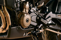 オプションで、トランスミッションには変速時のクラッチ操作を省略できるクイックシフターを用意。クラッチカバーには、ブランドの出自を示す「照星の付いた銃口」を模式化したロゴが描かれている。