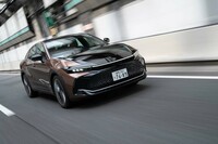 燃料電池車「ミライ」の比較対象としてチョイスした、ハイブリッド車「クラウン クロスオーバーG」。1000km走るのに必要な燃料代は、ミライの1万5566円に対して、1万0842円と出た。