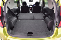 フロアボードを上段に設置し、フルフラットにした状態。