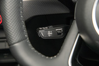 オプションで用意されるアダプティブクルーズコントロールのコントローラー。古式ゆかしきレバー式となっている。