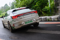 「ジーカー001」で右コーナーを攻める。テインの「エンデュラプロプラス」に交換後のほうがリニアなボディーコントロールができた。