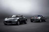 インシュレーター付きのダークブルー幌が採用された「ネイビートップ」。ボディー同色の電動リモコン式ミラーや高輝度塗装16インチアルミホイールも同モデルの専用装備となる。2021年12月16日から2022年5月31日までの期間限定で販売される。