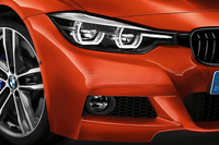 フロントまわりは、ダーク色のLEDヘッドライトやブラックキドニーグリルが装着される。