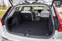 先代よりも99リッター容量が拡大された荷室は、通常の5人乗車時で529リッターの容量を確保。リアシートの背もたれを倒せば、フラットな空間が広がる。