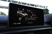 インフォテインメントシステムは、「Apple CarPlay」を使用しなくても、iPhoneやAndroidなどのスマートフォンを介して通信することが可能。天気やオンラインニュース、近隣のガソリンスタンドの燃料価格などを知ることができる。