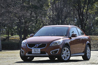 写真は、「2.0e Aktiv」に、オプションの「エクステリアスタイリング パッケージ」と、17インチアルミホイール「Styx」(ホワイト)を装着した状態。同パッケージには、フォグランプフレーム、フロントスキッドプレート、C30のロゴ刻印入りサイドスカッフプレート、マットシルバー仕上げのリアスキッドプレートが含まれる。