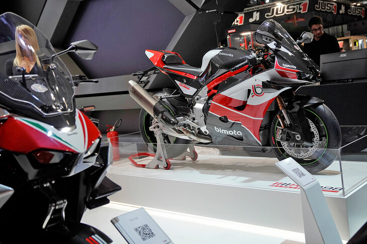 カワサキブースと背中合わせに陣取っていたのは、カワサキの兄弟ブランドとなったビモータ。そのブースでは、2023年のEICMAで発表したハブステアシステムを採用したアドベンチャーモデル「テージH2 TERA」の市販バージョンを発表。同時に、2025年シーズンからカワサキに代わってスーパーバイク世界選手権を戦うビモータチームのファクトリーマシンのレプリカともいえる、「KB998 リミニ」も発表した。エンジンは「カワサキZX-10R」のものだが、トレリス構造のメインチューブとアルミ削り出しピボットプレートを採用したフレームはオリジナル。自動可変式のウイングも搭載されており、速度やコーナーに合わせて、より効率的にダウンフォースを得る設計になっている。