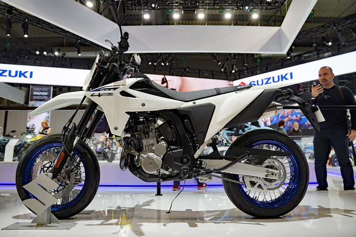 「スズキDR-Z4S」とフレームやエンジンなどのプラットフォームを共有しながら、前後に17インチホイールを装着してモタード仕様に仕上げたのが「DR-Z4SM」だ。通常は前:21インチ、後ろ: 17インチといったホイールを装着するオフロードバイクに、ロードスポーツバイクと同じ前後17インチのホイールおよびハイグリップタイヤを装着し、スポーツバイクに仕立てたのがモタードの起源だ。欧州では絶大な人気があり、各地でレースも行われている。キーカラーはブルーだが、シンプルなホワイトの外装にブルーのホイールリムを装着したこのカラーも、実にスズキらしい。