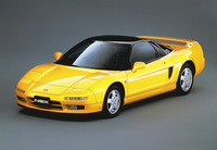 「ホンダNSX」。1990年のデビュー時はモノグレードで、5段MT仕様の価格は800万3000円。2004年登場の最終型はベーシックグレード(6段MT)で966万7350円だった。