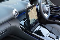 センタースクリーンは角度調整が可能。空などが映り込まないよう、ルーフオープン時に角度が変わるよう設定しておくこともできる。