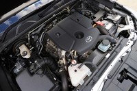 日本に導入される「ハイラックス」のパワーユニットは、2.4リッター直4ディーゼルターボのみ。最高出力150ps、最大トルク400Nmを発生する。組み合わせられるトランスミッションは6段ATのみとなる。