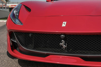 “bi-bocca”(伊語で「2つの口」の意)と呼ばれるフロントインテーク。エアフローをラジエーターやブレーキのほか、内部に組み込まれた可変エアロデバイスに効果的に導く。