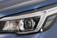 現行型「フォレスター」のヘッドランプは、全グレード共通でLED式。ひとつの光源でハイビームとロービームをまかなう、シンプルな設計となっている。