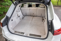 荷室容量は7人乗車時で195リッター。3列目シートをたたむと800リッターに(写真)、2列目シートもたたむと2020リッターに拡大できる。シートの格納・展開は3列目が手動式、2列目が電動式となる。