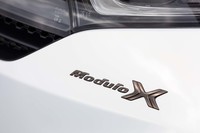車体前後のエンブレム(H、Modulo X、S660)はすべて、写真のようなブラッククローム調仕上げとなる。