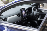 マイナーチェンジでセンターディスプレイが従来の横型7インチから縦型9.3インチにサイズアップした「アルカナ」のインストゥルメントパネル。見やすさや使い勝手は大幅に改善された。「テクノ」ではシルバーのトリムをあしらった専用デザインのダッシュボードが採用される。