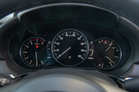 メーターまわりでは、従来モデルでは右側に配置していたインフォメーションディスプレイを中央に移設。サイズも4.3インチから7インチに大型化し、視認性を向上させている。