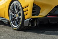 リアの隅に追いやられた、縦長の四角いマフラー。限られた車幅のなかでディフューザーに極力スペースを譲ることと、排気によって発生する渦(うず)により、ディフューザーを通る空気の流速を高める効果を狙ったものだ。