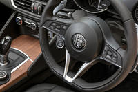 下端がフラットな形状のステアリングホイール。センターの左下にエンジンの始動スイッチがレイアウトされている。