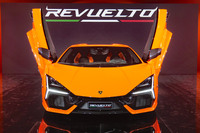 日本での発表会より、シザースドアをご開帳する「レヴエルト」。 
	清水「いやホント、最近のスーパーカーは名前を覚えられないよ」 
	ほった「……まぁ、その点については先代の『アヴェンタドール』も最初は一緒でしたけど」