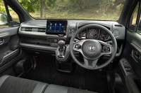 インテリアはブラックを基調に、インパネの一部にチタン調の偏光塗装を施したパネルをコーディネート。いたるところに小物入れスペースが用意されるほか、3口並んだUSBソケットが備わるなど、使い勝手が練られている。