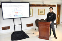 今回の改良では、足まわりの仕様も大きく変更。段差を越えた際などに、より早いタイミングから、よりなめらかな形でボディーへと入力を伝えるよう、サスペンションやタイヤの特性が改められた。写真は今回の改良について説明する、操安性能開発部の山﨑章史氏。